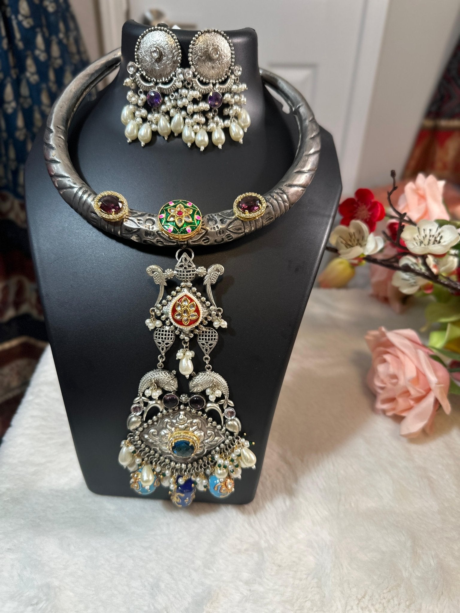 Kundan statement Hasli set highlighted with semiprecious Wine & Emerald green stone & pearls paired with earrings - My Store